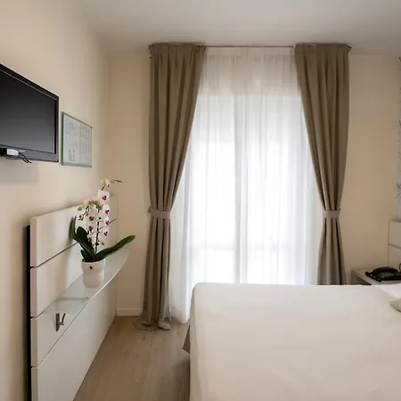 Astoria Hotel 4*