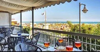 Astoria Hotel 4*